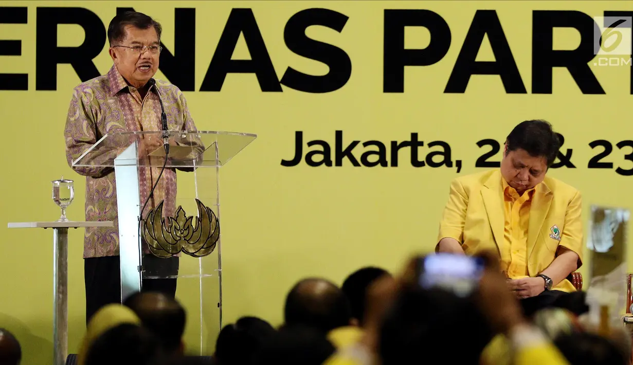 Wapres Jusuf Kalla atau JK ditemani Ketua Umum Partai Golkar Airlangga Hartarto saat menghadiri Rakernas Partai Golkar di Jakarta, Kamis (22/3). JK meminta kader berjuang hadapi Pilkada Serentak 2018 serta Pilpres dan Pileg 2019. (Liputan6.com/JohanTallo)