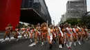 Deretan wanita seksi ketika menyusuri jalanan di Sao Paulo, Senin (8/8). Mengenakan bikini, para wanita tersebut mempromosikan kontes Miss BumBum 2016 yaitu kontes yang menganugerahi wanita dengan pantat terindah seantero Brasil. (Miguel SCHINCARIOL/AFP)