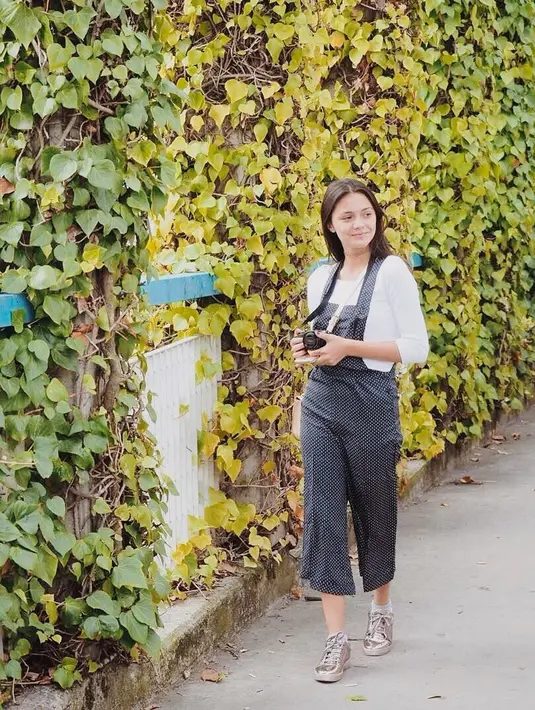 Tak selalu memakai makeup yang tebal, dalam kesahariannya Amanda juga sering tampil santai seperti ini. dengan baju overall dan snekers membuat gayanya terkesan santai dan enak dilihat. (Instagram/amandarawles)