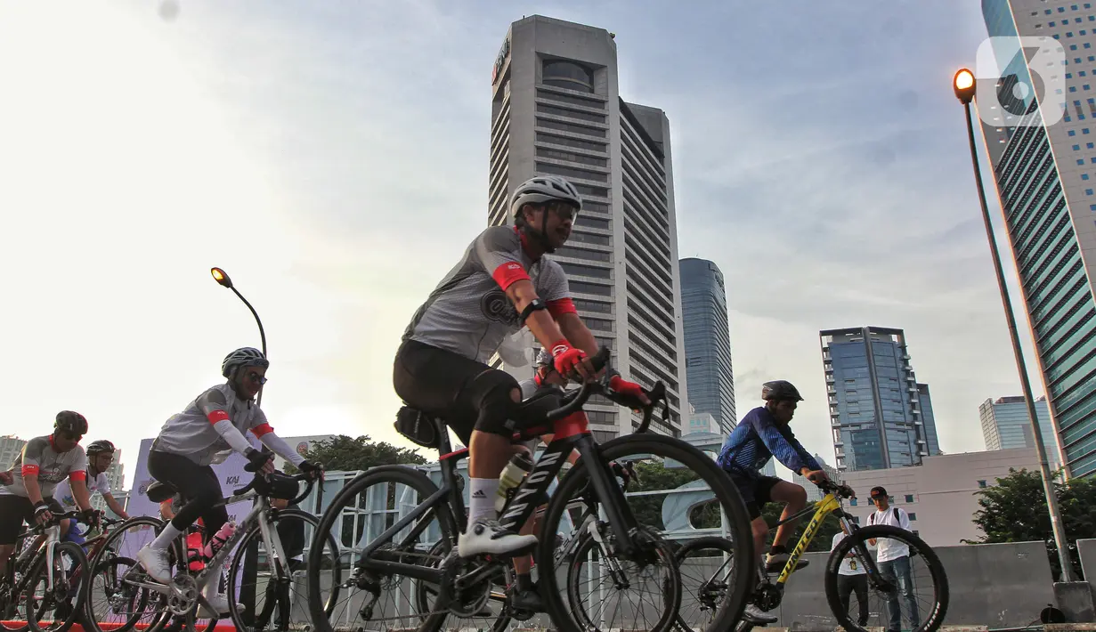 Pegawai PT KAI bersepeda bersama berbagai komunitas Urban SOS Cycling Club di Stasiun BNI City, Jakarta, Sabtu (21/1/2023). Kegiatan olahraga bersepeda yang bertajuk Collaboride digelar dalam rangka mempromosikan Stasiun BNI City sebagai area transportasi publik yang dapat digunakan untuk aktivitas warga. (Liputan6.com/Angga Yuniar)