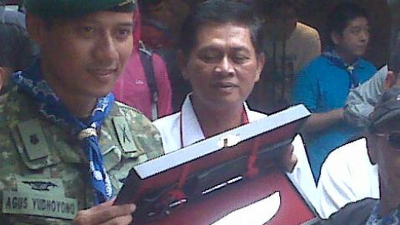 Agus Yudhoyono beri pisau belati ke pecinta alam di Bandung