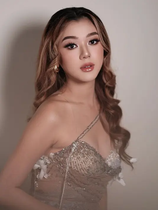 Begini detail makeup Gabriella Ekaputri. Wajah cantiknya dipoles oleh MUA Michelle Fandora. Bagian matanya on point dan pakai lipstik warna cokelat, makeup artis kelahiran 16 Juni 2001 ini sangat sangat cocok dengan busana warna cokelat yang dikenakannya. Gaby juga terlihat mengenakan aksesori anting yang tentunya mendukung penampilannya jadi makin menarik. (Liputan6.com/IG/@fandoramakeup)