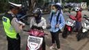 Sejumlah pengendara motor terjaring Operasi Zebra Jaya 2018 di kawasan Cinere, Depok, Selasa (30/20). Razia ini sendiri, salah satunya untuk mengincar pengendara yang tidak melengkapi surat-surat kendaraan, seperti STNK atau SIM. (Merdeka.com/Arie Basuki)
