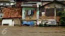 Kondisi pemukiman warga yang terkena banir di kawasan Rawajati, Jakarta, Selasa (8/3/2016). Akibat banjir kiriman dari Bogor, ratusan rumah di kawasan Rawajati Kalibata terendam hingga kedalaman 120cm. (Liputan6.com/Helmi Fithriansyah)