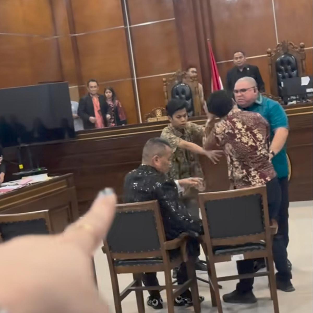 Razman Nasution Ngamuk di Sidang lalu Mendatanginya, Hotman Paris Buat Pengakuan Mengejutkan Soal Tinju