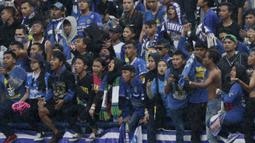 Bobotoh saat mendukung Persib Bandung melawan Persiwa Wamena pada laga Piala Indonesia di Stadion Si Jalak Harupat, Bandung, Senin (11/2). Persib menang 7-0 atas Persiwa. (Bola.com/M Iqbal Ichsan)