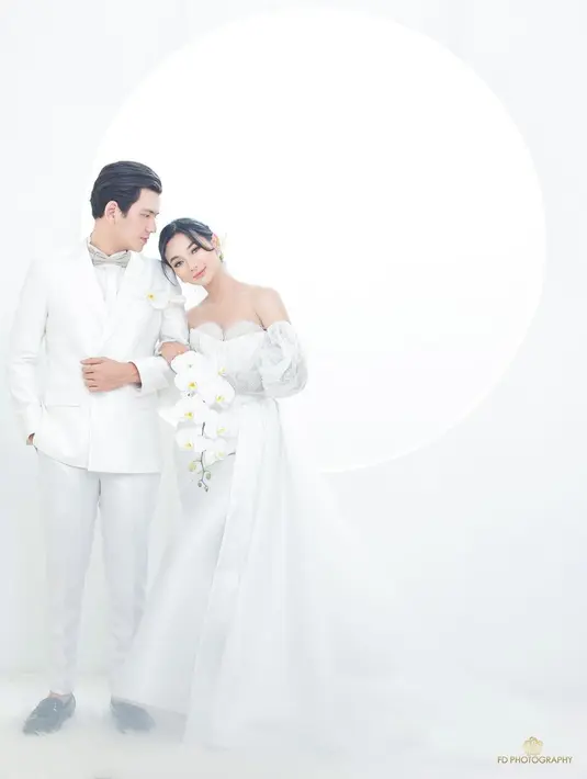 Glenca memakai gaun pengantin berpotongan off-the-shoulder dengan aksen bustier yang menyembul. [@fdphotography90]