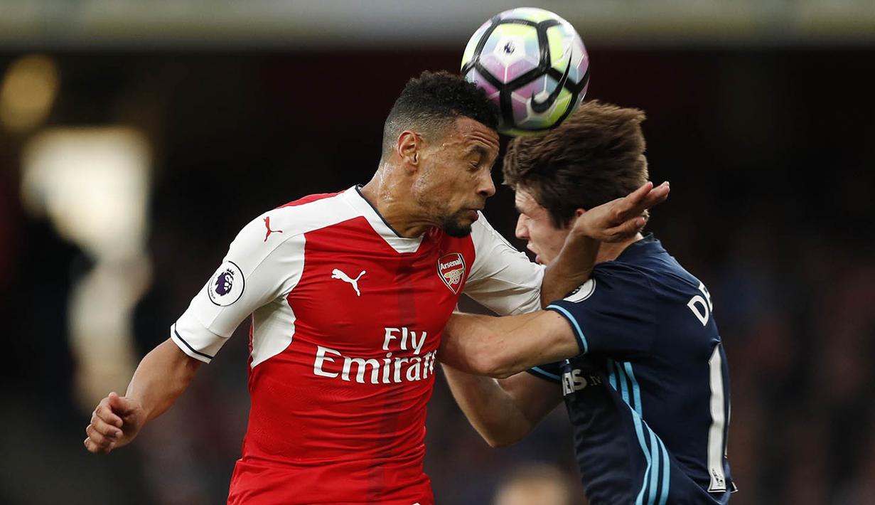 Gelandang Arsenal, Francis Coquelin, duel udara dengan gelandang Middlesbrough, Marten de Roon, pada laga Premier League di Stadion Emirates, London, Sabtu (22/10/2016). (Reuters/John Sibley)