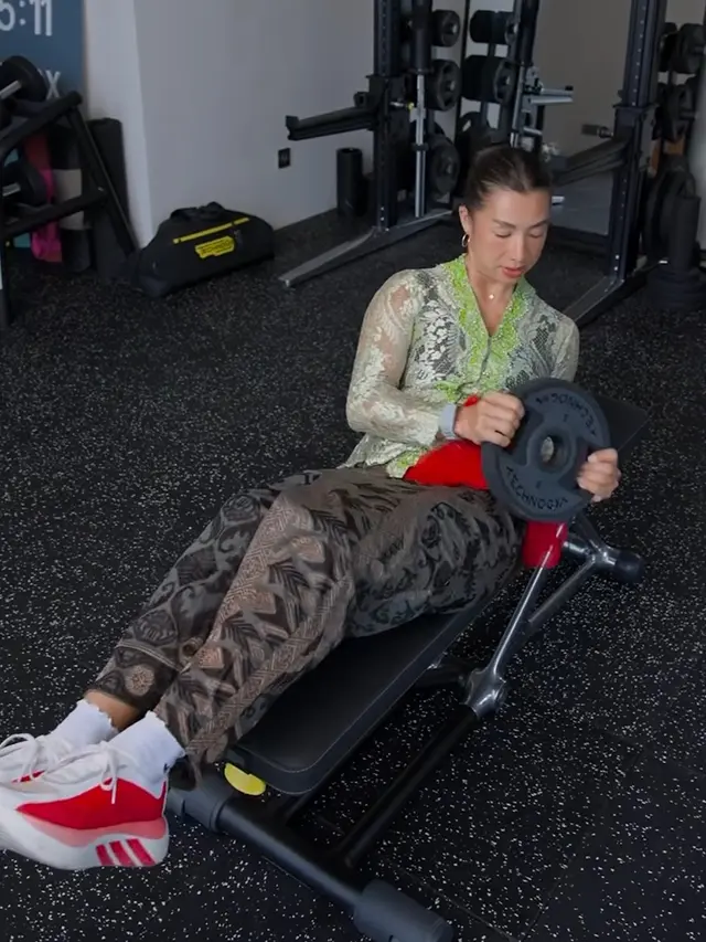 Rayakan Hari Kartini, Jennifer Bachdim Kenakan Kebaya saat Workout. [@jenniferbachdim]