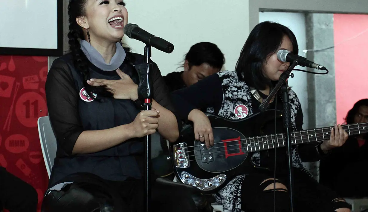 Tantri dan Chua yang sudah menjadi seorang ibu rumah tangga ternyata tetap berperan penuh dalam grup band Kotak. Bahkan ia menganggap kotak sebagai rumah keduanya. (Deki Prayoga/Bintang.com)