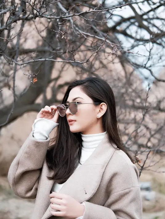 Perempuan berusia 25 tahun ini memang tak pernah sembarangan kalau berbusana. Seringkali ia juga memadukan busananya dengan warna yang senada. Contohnya dengan turtleneck dan jaket tebal yang dipakainya ini. (Instagram/jscmila)