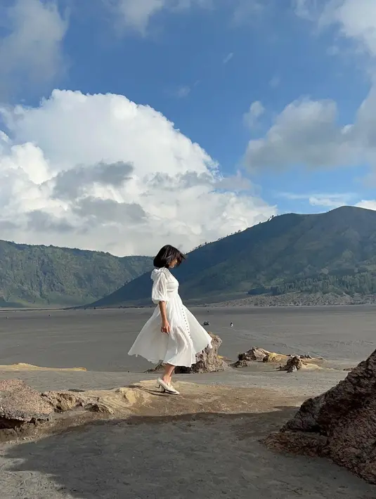 Aksi Gisel menari untuk kebutuhan syuting video musik dari Setian Band dengan pemandangan indah di Gunung Bromo. penampilannya yang menawan mencuri banyak perhatian. (Instagram/gisel_la)