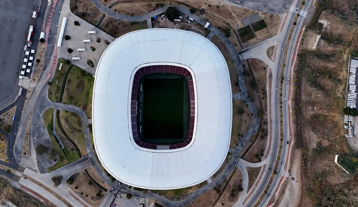 Stadion Akron terletak di Zapopan, di negara bagian Jalisco, Meksiko. Zapopan merupakan bagian dari kota metropolitan Guadalajara, salah satu kota terpenting di Meksiko, yang memiliki lanskap yang beragam, termasuk pegunungan, lembah dan danau. (Ulises Ruiz/AFP)
