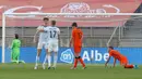 Pemain Skotlandia Jack Hendry (kedua kiri) melakukan selebrasi usai mencetak gol ke gawang Belanda pada pertandingan persahabatan di Stadion Algarve, luar Faro, Portugal, Rabu (2/6/2021). Pertandingan berakhir imbang 2-2. (AP Photo/Miguel Morenatti)