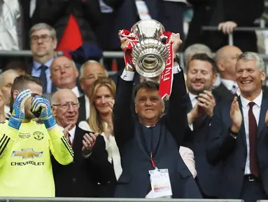 Louis van Gaal saat mengangkat torfi Piala FA usai mengalahkan Crystal Palace di Stadion Wembley, Inggris, (21/5/2016). (Action Images via Reuters/John Sibley)
