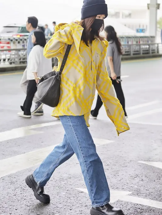 Penampilannya dilengkapi dengan Oak Leaf Crest Cashmere Beanie, Leather Creeper Chelsea Boots dan tas Medium Knight    [DokBurberry]