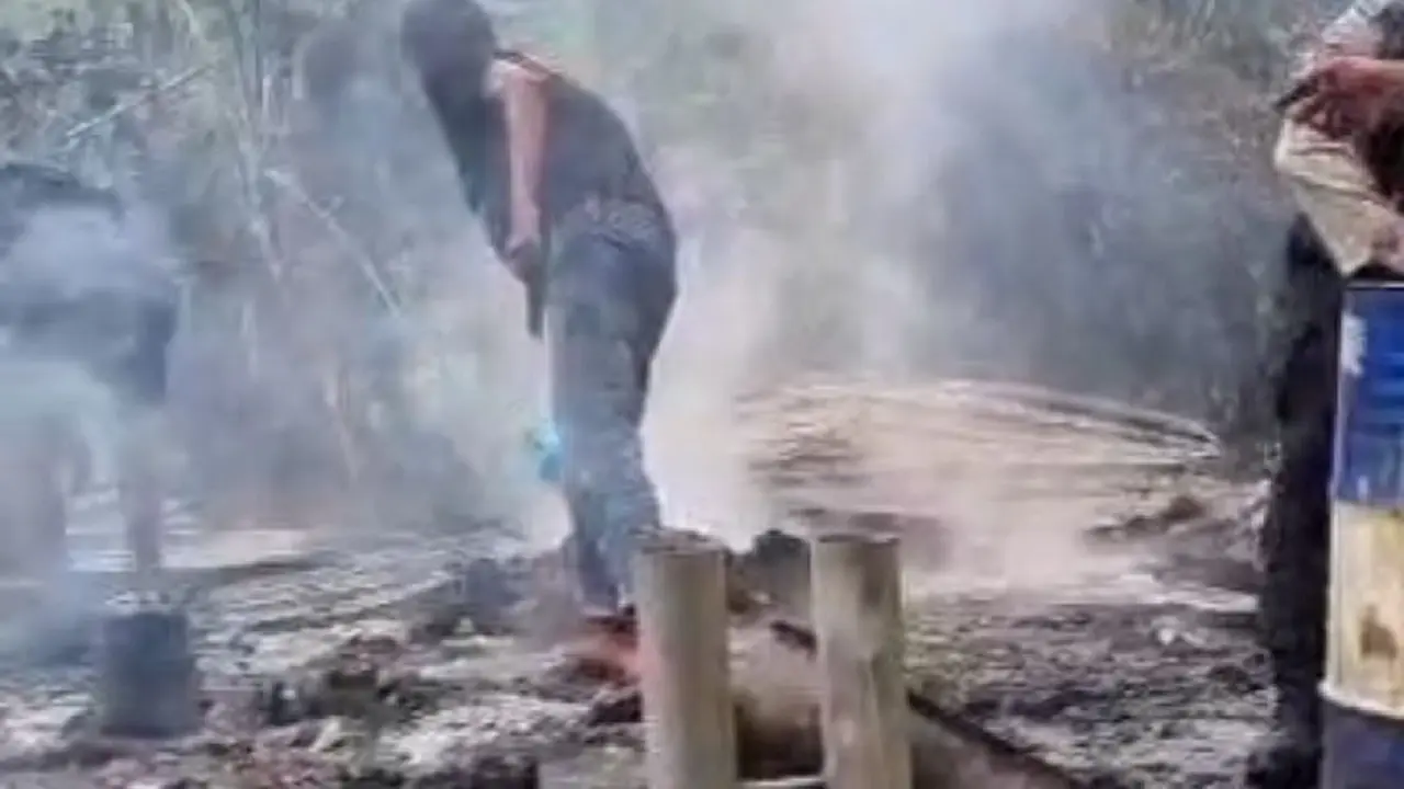 Tim gabungan meninjau TKP Pos PT Kristalin Nabire yang diserang KKB hingga menyebabkan dua orang meninggal. (Dok. Antara)