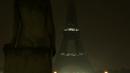 Pemandangan lampu Menara Eiffel yang dipadamkan di Paris, Senin (2/10). Turut berdukacita terhadap penembakan massal di Las Vegas, Amerika Serikat, lampu Menara Eiffel dimatikan sebagai penghormatan kepada para korban. (Zakaria ABDELKAFI / AFP)