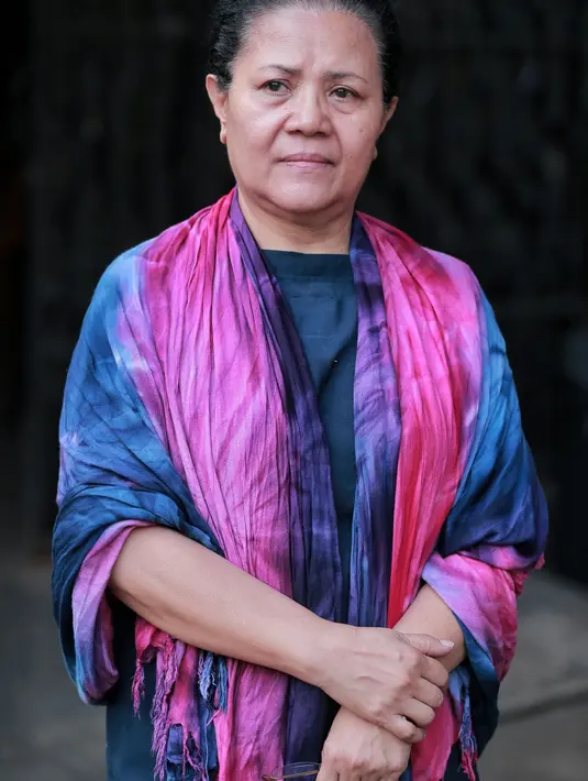 Dengan raut wajah yang sedih, Ibunda Mike Mohede masih menyempatkan waktunya untuk bertemu awak media pada hari Senin (01/08/16). Ibunda mengaku sosok putranya ini adalah pribadi yang lembut dan perhatian terhadap dirinya. (Adrian Putra/Bintang.com)