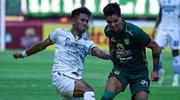Bek kanan Persib Bandung, I Putu Gede Juni Antara menghadang pergerakan winger Persebaya Surabaya, Bruno Moreira dalam laga pekan ke-15 BRI Liga 1 2023/2024, Sabtu (7/10/2023) sore WIB di Stadion Gelora Bung Tomo, Surabaya, Jawa Timur. (Dok. Persib Bandung)