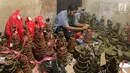 Pekerja mengemas dodol keranjang di pabrik Ny Lauw, Neglasari, Tangerang, Banten, Minggu (27/1). Dodol keranjang untuk Imlek ini dijual dengan harga Rp 63 ribu per kilogram. (Merdeka.com/Arie Basuki)