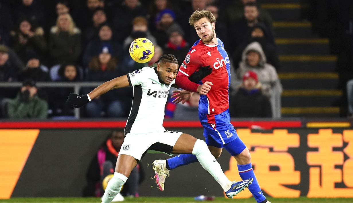 Pemain Chelsea, Christopher Nkunku, berebut bola dengan pemain Crystal Palace, Joachim Andersen, pada laga Liga Inggris di Stadion Selhurst Park, London, Selasa (13/2/2024). (John Walton/PA via AP)