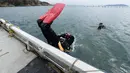 Yasuo Takamatsu terlihat melompat ke laut dengan perlengkapan menyelamnya (AFP Photo/Toru Yamanaka).