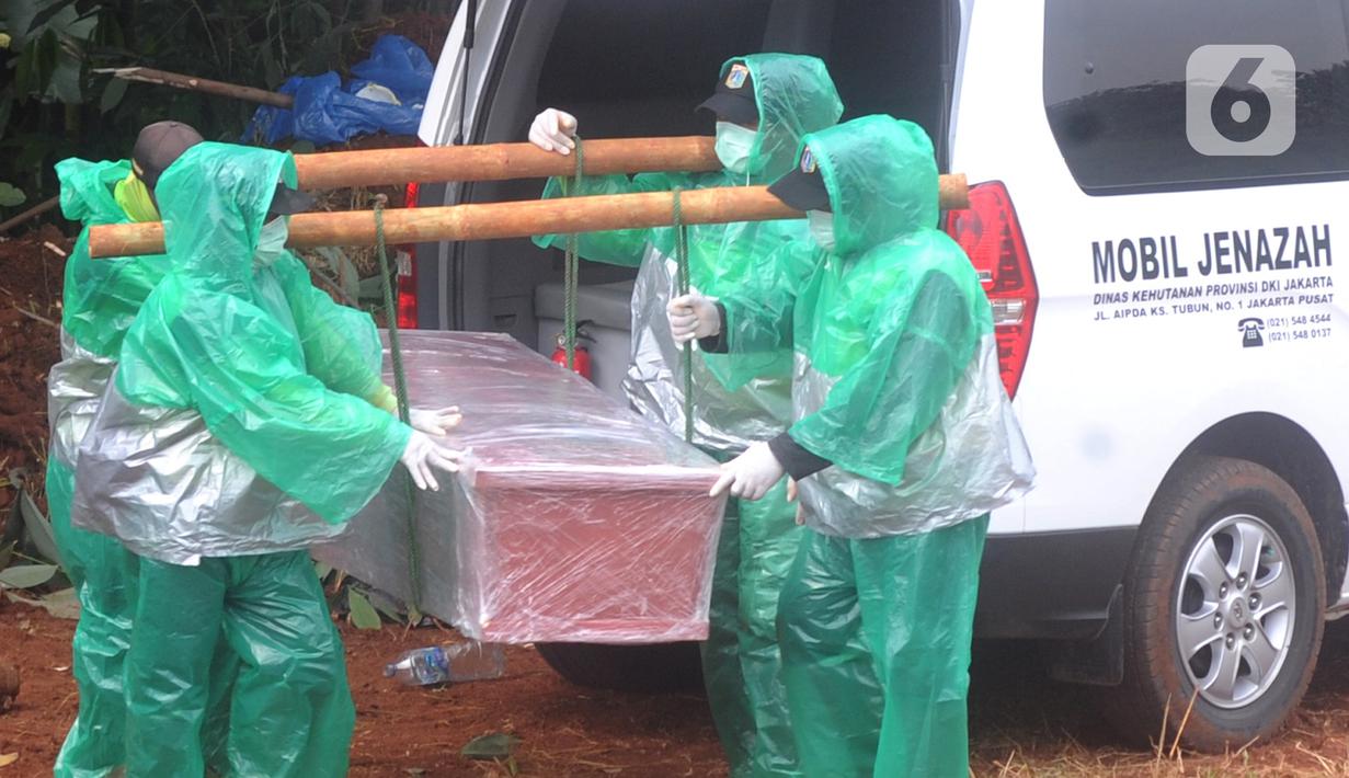 Petugas membawa jenazah korban COVID-19 yang akan dimakamkan di TPU Pondok Ranggon, Jakarta Timur, Rabu (1/4/2020). Hari ini di TPU Pondok Ranggon hingga menjelang sore hari tercatat sembilan belas jenazah dimakamkan baik yang berstatus ODP, PDP maupun postif COVID-19. (merdeka.com/Arie Basuki)