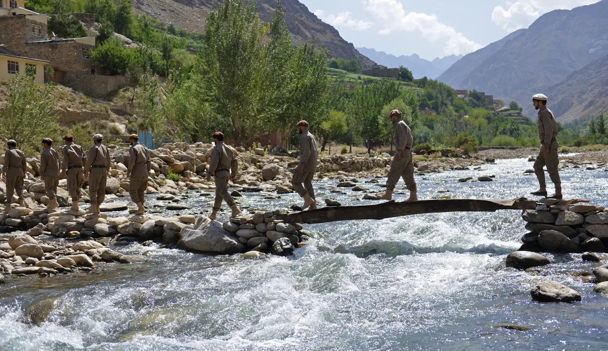 Personel baru pasukan keamanan Afghanistan yang direkrut saat mengikuti pelatihan militer di daerah Bandejoy di Distrik Dara, Provinsi Panjshir, Afghanistan (21/8/2021). (AFP/Ahmad Sahel Arman)