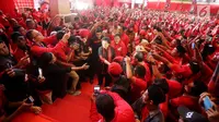 Ketua Umum PDIP Megawati Soekarnoputri dan Ketua DPP PDIP Puan Maharani saat menghadiri kampanye rapat umum di Solo, Jawa Tengah, Minggu (31/3). Kampanye yang dihadiri ribuan kader PDIP Se-Jawa Tengah untuk membuktikan kader dan simpatisan bersatu. (Liputan6.com/HO/Iwan)