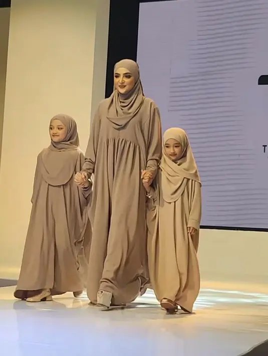 Ashanty dan Arsy kompak kenakan gamis dan hijab pashmina warna mocca saat melenggang di atas catwalk. [@snap.nuel/@rezartemeviaofficial/@ochiipramita]