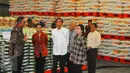 Presiden Jokowi meninjau ke dalam gudang beras usai melepas bantuan kemanusiaan untuk masyarakat Sri Lanka di gudang Bulog, Jakarta, Selasa (14/2). Bantuan yang diberikan berupa hibah beras sebanyak 5.000 metrik ton (mt). (Liputan6.com/Angga Yuniar)