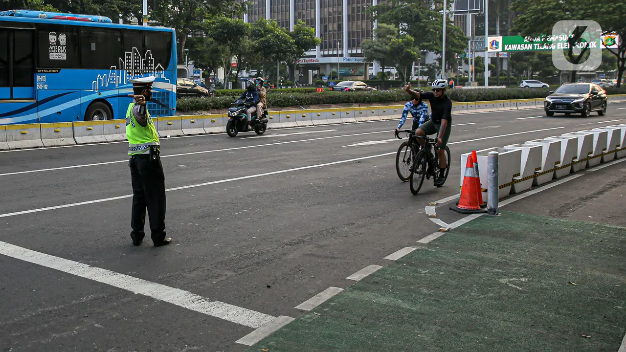 FOTO: Polisi Tertibkan Pesepeda Bandel yang Keluar Jalur