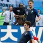 Bek Prancis, Benjamin Pavard berselebrasi usai mencetak gol ke gawang Argentina pada babak 16 besar Piala Dunia di Kazan Arena di Kazan, Rusia, (30/6). Prancis menang tipis 4-3 atas Argentina. (AP Photo/Ricardo Mazalan)