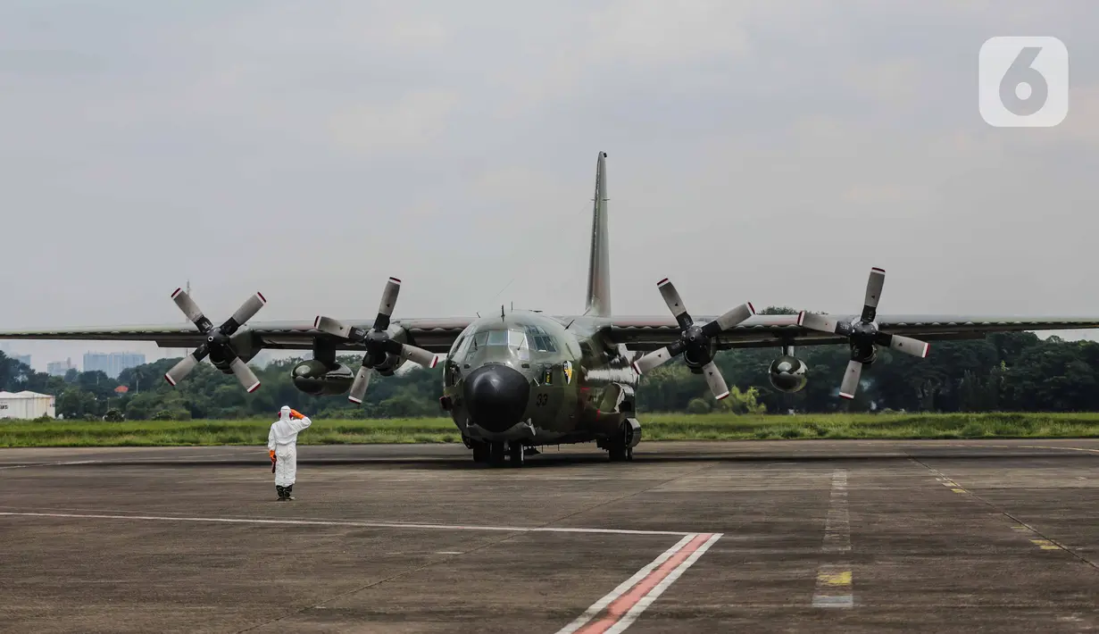 Pesawat TNI C-130 Hercules yang membawa alat kesehatan dari Shanghai, China mendarat di Bandara Halim Perdanakusuma, Jakarta Timur, Senin (23/3/2020). Alat-alat kesehatan yang dibawa dari China tersebut untuk penanganan covid-19. (Liputan6.com/Faizal Fanani)