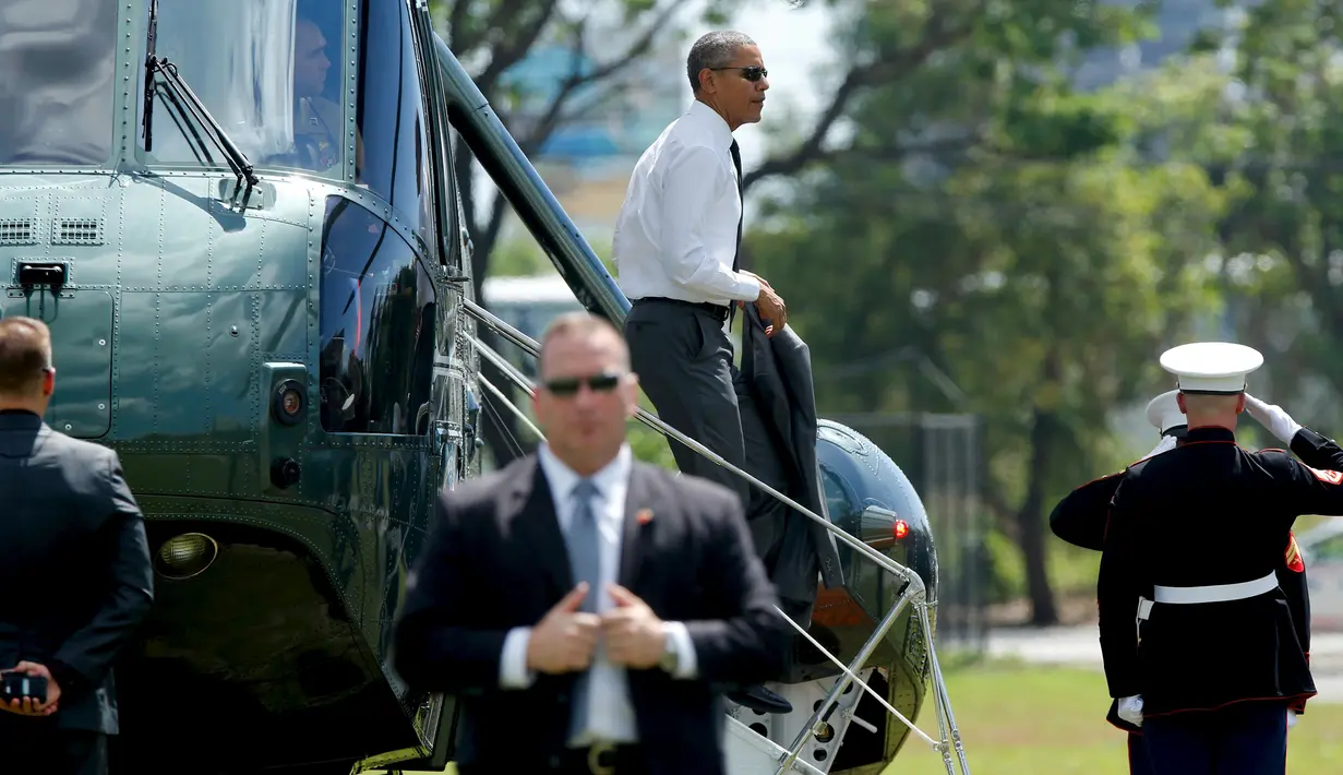 Presiden AS, Barack Obama turun dari helikopter Marine One saat tiba di hotel, Manila, Filipina (17/11). Obama akan mengadiri KTT kerjasama Ekonomi Asia-Pasifik (APEC) pada Sabtu (20/11). (REUTERS/Jonathan Ernst)