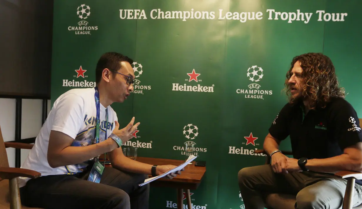 Legenda Barcelona, Carles Puyol, saat interview eksklusif dengan jurnalis Bola.net, Erwin Fitriansyah, di Jakarta, Senin (11/3). Pesepak bola dengan posisi bek itu datang ke Indonesia untuk UEFA Champions League Trophy Tour. (Bola.com/Vitalis Yogi Trisna)