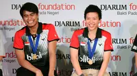 Usai mendapat guyuran bonus atas prestasinya Pasangan ganda campuran Indonesia Tontowi Ahmad dan Liliyana Natsir terlihat sumringah. (Liputan6.com/Helmi Fithriansyah)