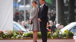 Kate Middleton dan Pangeran William terlihat menyambut secara resmi  kunjungan Presiden Singapura di Inggris, (21/10/14). (AFP PHOTO/POOL/Leon Neal)