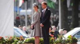 Kate Middleton dan Pangeran William terlihat menyambut secara resmi  kunjungan Presiden Singapura di Inggris, (21/10/14). (AFP PHOTO/POOL/Leon Neal)
