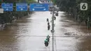 Sejumlah pengendara nekat menerobos genangan banjir di Jalan dr Sutomo, Pasar Baru, Jakarta, Selasa (25/2/2020). Hujan yang mengguyur Jakarta sejak Senin (24/2) malam membuat sejumlah kali meluap dan menyebabkan banjir. (Liputan6.com/Helmi Fithriansyah)