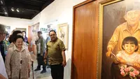 Momen Megawati Terpaku Lihat Lukisan Masa Kecil Bersama Bung Karno