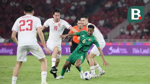 Aksi gelandang Timnas Indonesia, Thom Haye saat menghadapi Arab Saudi dalam lanjutan Kualifikasi Piala Dunia 2026 di Stadion Utama Gelora Bung Karno, Jakarta, Selasa (19/11/2024).