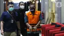 Kepala Bidang Pengadaan dan Pengembangan BKD Kabupaten Subang (2012 -2016), Heri Tantan Sumaryana digiring petugas usai menjalani pemeriksaan, di Gedung KPK Merah Putih, Jakarta, Kamis (10/9/2020). KPK menahan Heri Tantan Sumaryana terkait kasus dugaan gratifikasi. (Liputan6.comHelmi Fithriansyah)
