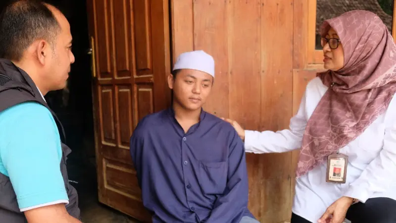Ditinggal Ibu Setelah Jadi Penyandang Disabilitas, Pemuda di Sampang Kini Dapat Bantuan