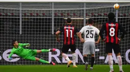 Penyerang AC Milan, Zlatan Ibrahimovic, berusaha mencetak gol ke gawang Sparta Praha pada laga lanjutan Liga Europa 2020/2021 di Stadion San Siro, Jumat (30/10/2020) dini hari WIB. AC Milan menang 3-0 atas Sparta Praha. (AFP/Marco Bertorello)