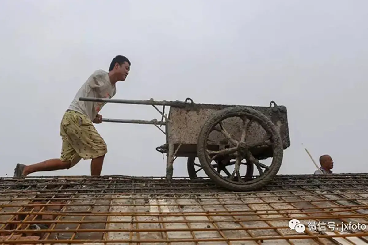 Tak Kenal Lelah, Tukang Bangunan Bertangan Satu Ini Bekerja Keras