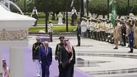 Presiden Amerika Serikat Donald Trump berjalan bersama Putra Mahkota Arab Saudi Mohammed bin Salman selama upacara penyambutannya di Riyadh, Selasa (13/5/2025). (Dok. AP/Alex Brandon)&nbsp;