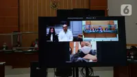 Hakim Pengadilan Negeri Jakarta Barat mengelar persidangan dengan terdakwa John Kei secara virtual di PN Jakarta Barat, Rabu (13/1/2021). Sidang perdana John Kei atas kasus dugaan perusakan rumah milik Nus Kei di Tangerang dan pengeroyokan yang menyebabkan satu orang tewas. (merdeka.com/Imam Buhori)