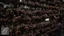 Pekerja mengeringkan bawang merah di Gudang Bulog, Jakarta, Senin (16/5). Sebanyak 23.000 ton bawang merah disiapkan Kementerian Pertanian menjelang bulan puasa dan lebaran. (Liputan6.com/Faizal Fanani)